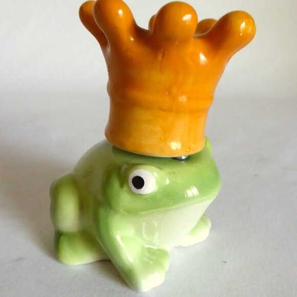 VINTAGE FROG PRINCE CROWN CERAMIC MAGNETIC SALT & PEPPER SHAKER SET - Picture 1 of 11